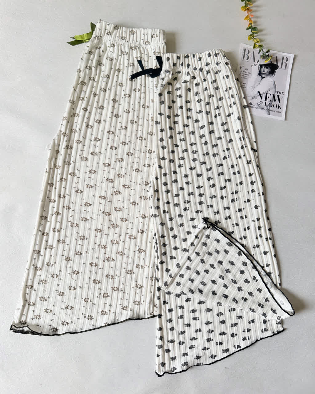 شلوارک کرکره ای(زمینه سفید)